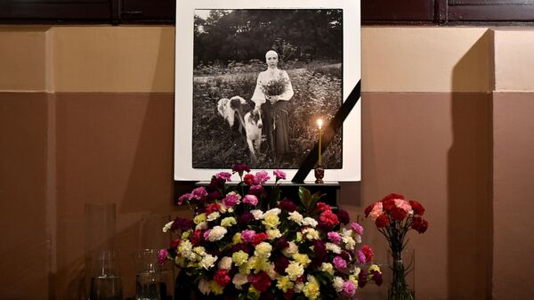Цветы в память об актрисе Инне Чуриковой в театре Ленком в Москве