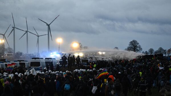 Полицейские водометы на акции протеста около деревни Лютцерат в Германии