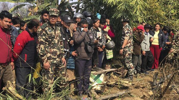 Местные жители на месте крушения самолета в Непале