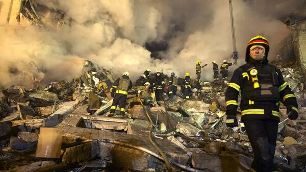 Разбор завалов на месте взрыва в жилом доме в Днепропетровске