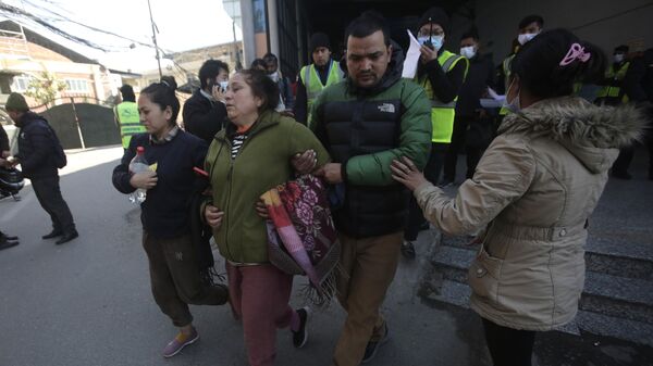 Родственники пассажиров, находившихся на борту самолета, потерпевшего крушение в Непале