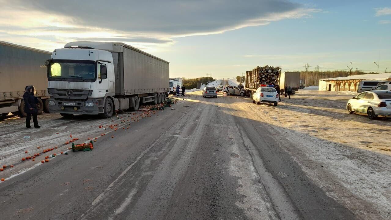 На месте ДТП с грузовиком и легковой машиной в Башкирии - РИА Новости, 1920, 15.01.2023