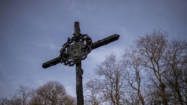 Могильный крест на кладбище Сент-Женевьев-де-Буа