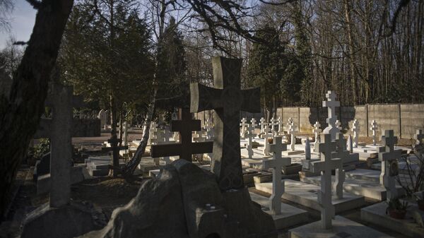Могила кинорежиссера Андрея Тарковского и его жены Ларисы на кладбище Сент-Женевьев-де-Бу