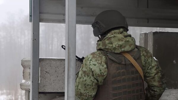 Сотрудник пограничной службы Белоруссии на белорусско-украинской границе. Кадр из видео