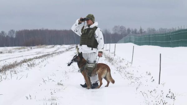 Белорусский пограничник на границе с Украиной