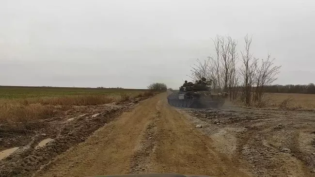Кадры боевого дежурства экипажа танка Т-72 в южном секторе спецоперации