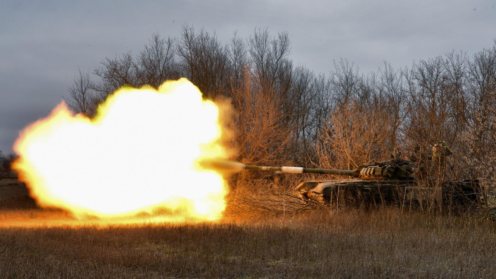 Танк Т-72 Вооруженных сил России ведет огонь в зоне проведения спецоперации - РИА Новости, 1920, 16.10.2023