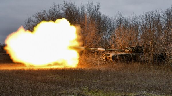Танк Т-72 Вооруженных сил России ведет огонь по опорному пункту и легкобронированной технике ВСУ