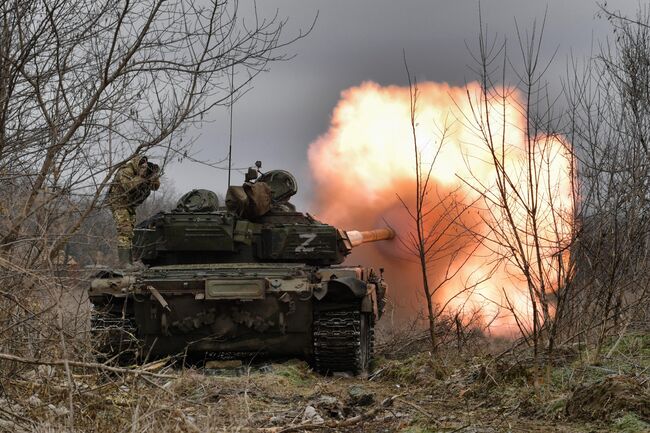 Танк Т-72 вооруженных сил РФ ведет огонь по опорному пункту и легкобронированной технике ВСУ Танк Т-72 вооруженных сил РФ ведет огонь по опорному пункту и легкобронированной технике ВСУ