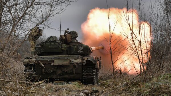 Танк Т-72 вооруженных сил РФ ведет огонь по опорному пункту и легкобронированной технике ВСУ