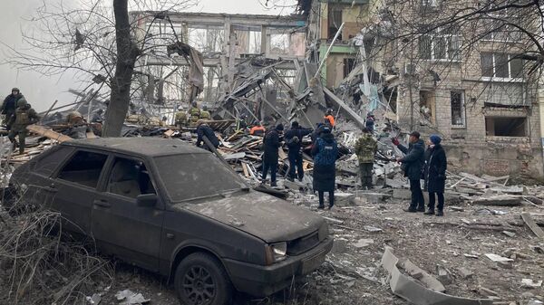 Последствия обстрела на проспекте Ильича в Калининском районе Донецка