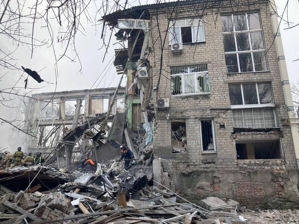Последствия обстрела на проспекте Ильича в Калининском районе Донецка