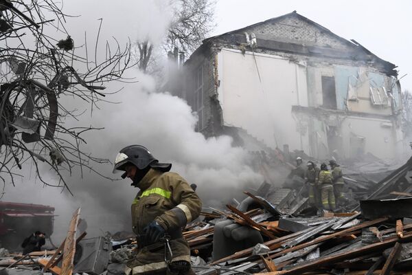 Спасатели на месте разрушенного в результате обстрела со стороны ВСУ торгового здания на проспекте Ильича в Калининском районе Донецка