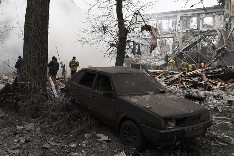 Последствия обстрела со стороны ВСУ торгового здания на проспекте Ильича в Калининском районе Донецка Последствия обстрела со стороны ВСУ торгового здания на проспекте Ильича в Калининском районе Донецка