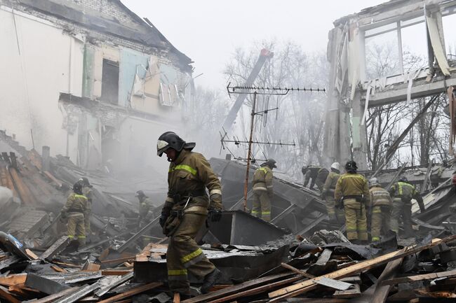 Спасатели на месте разрушенного в результате обстрела со стороны ВСУ торгового здания на проспекте Ильича в Калининском районе Донецка Спасатели на месте разрушенного в результате обстрела со стороны ВСУ торгового здания на проспекте Ильича в Калининском районе Донецка
