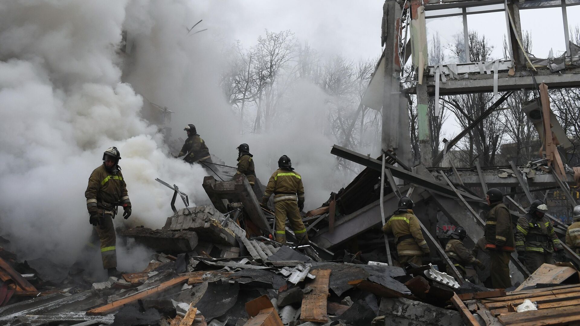 Спасатели на месте разрушенного в результате обстрела со стороны ВСУ торгового здания на проспекте Ильича в Калининском районе Донецка - РИА Новости, 1920, 16.01.2023