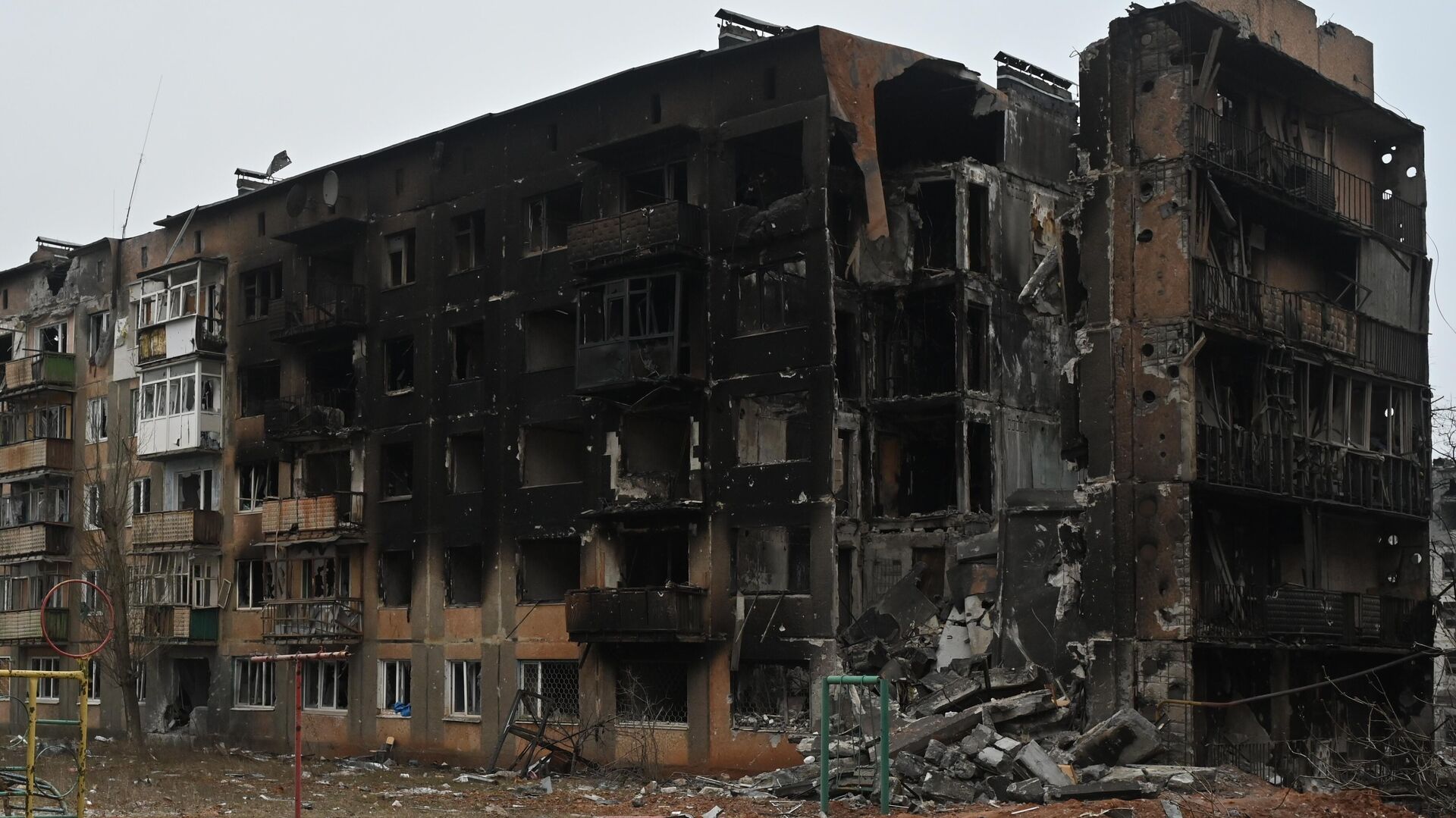 Разрушенное жилое здание в Соледаре - РИА Новости, 1920, 16.01.2023