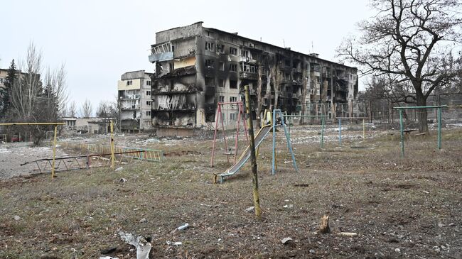 Разрушенные жилые здания в Соледаре