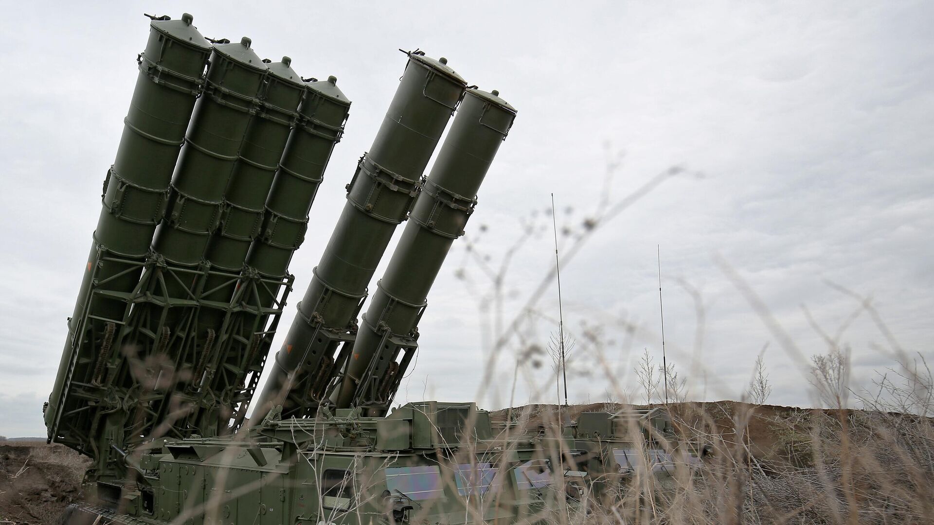 Пусковая и пуско-заряжающая установка в составе зенитно-ракетной  системы (ЗРС) С-300В4 - РИА Новости, 1920, 06.04.2023