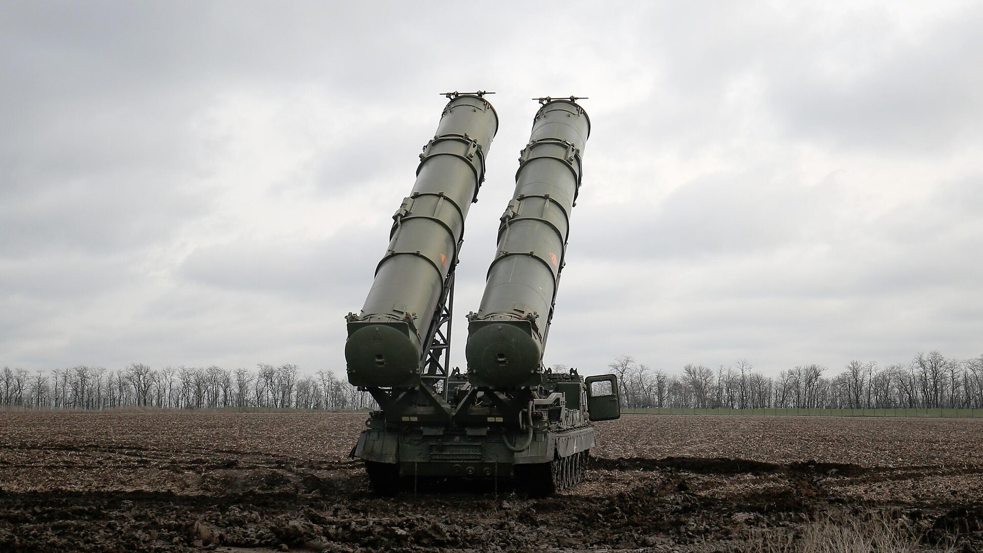 Пуско-заряжающая установка в составе зенитно-ракетной системы (ЗРС) С-300 - РИА Новости, 1920, 05.02.2024