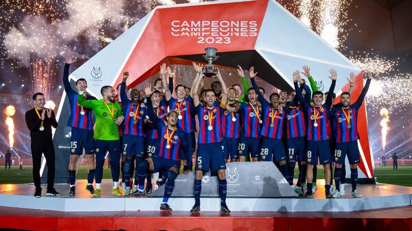 Футболисты Барселоны с трофеем Суперкубка Испании
