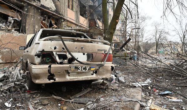 Разрушенные здания и автомобили в Соледаре