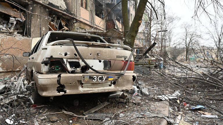 Разрушенные здания и автомобили в Соледаре