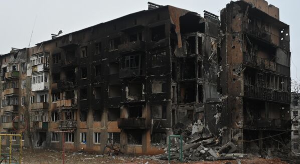 Разрушенное жилое здание в Соледаре