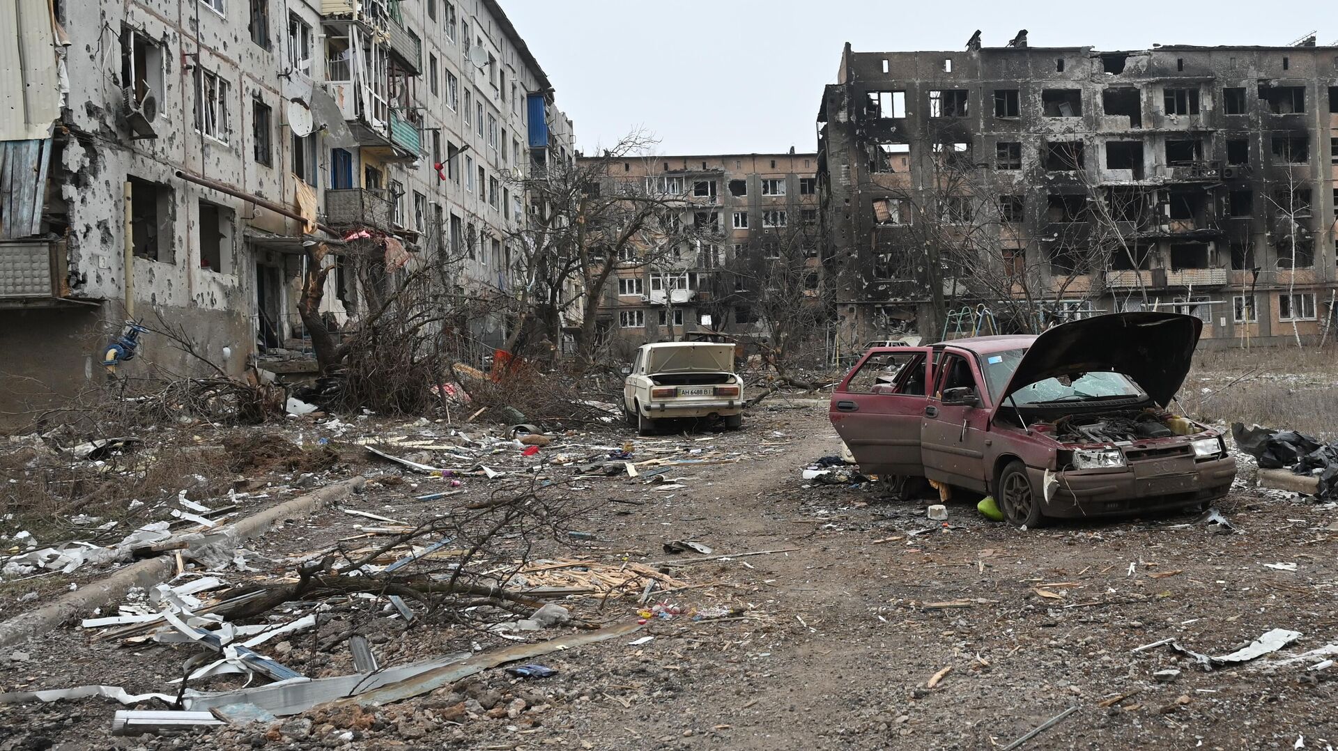 Разрушенные жилые здания и автомобили в Соледаре Разрушенные жилые здания и автомобили в Соледаре