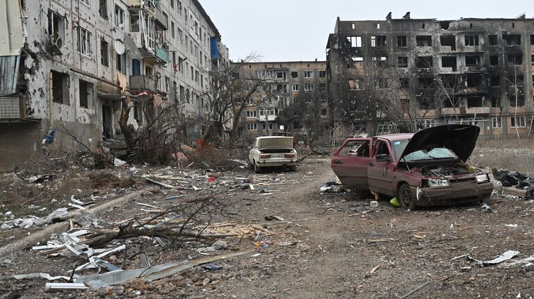 Разрушенные жилые здания и автомобили в Соледаре