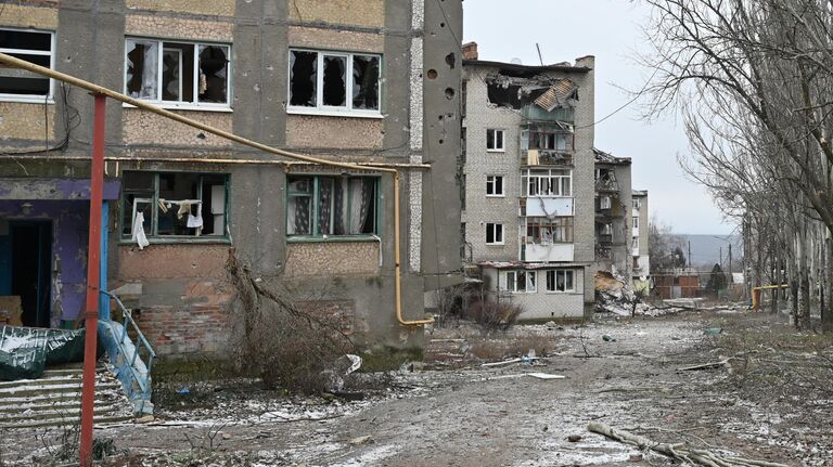 Разрушенные жилые здания в Соледаре 