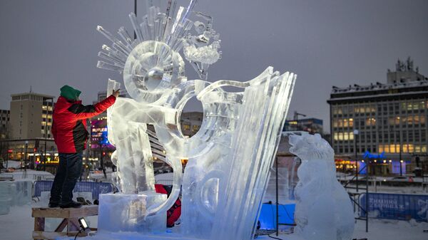 Участник во время финала Всероссийского турнира по снежной и ледовой скульптуре Зимний вернисаж, посвященного 300-летию Перми