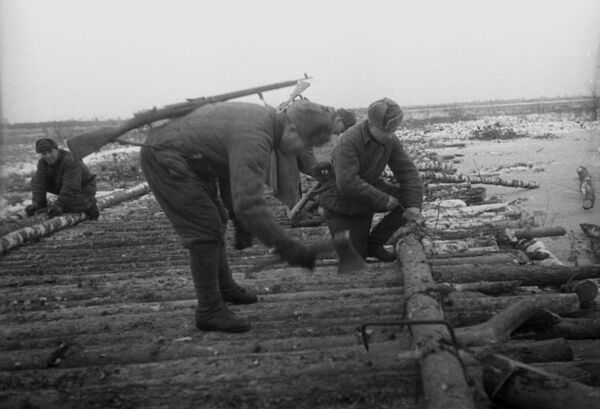 Саперы прокладывают фронтовую дорогу. Луганская область. Февраль 1943 года.