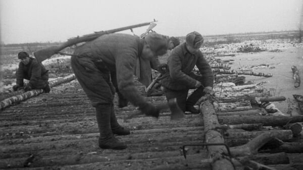 Саперы прокладывают фронтовую дорогу. Луганская область. Февраль 1943 года.