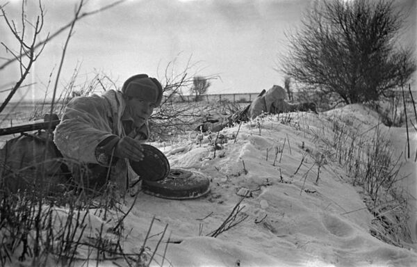 Юго-Западный фронт, Луганская область. Советские саперы во время разминирования снарядов.