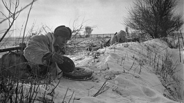 Юго-Западный фронт, Луганская область. Советские саперы во время разминирования снарядов.