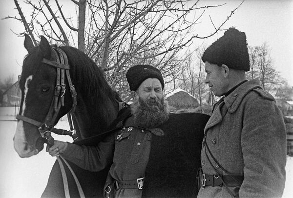 Ополченцы казачьей кавалерийской дивизии в составе 3-го Украинского фронта Парамон Самсонович Куркин и его сын Михаил. Март 1943 года.