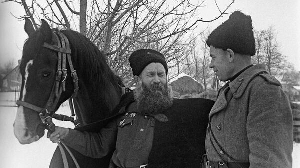 Ополченцы казачьей кавалерийской дивизии в составе 3-го Украинского фронта Парамон Самсонович Куркин и его сын Михаил. Март 1943 года.