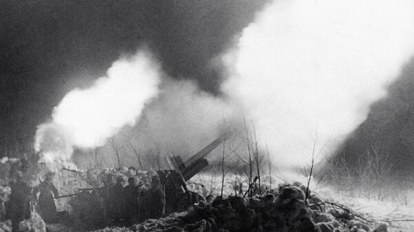 Советские артиллеристы ведут огонь по отступающему врагу. Луганская область. Январь1943 года.
