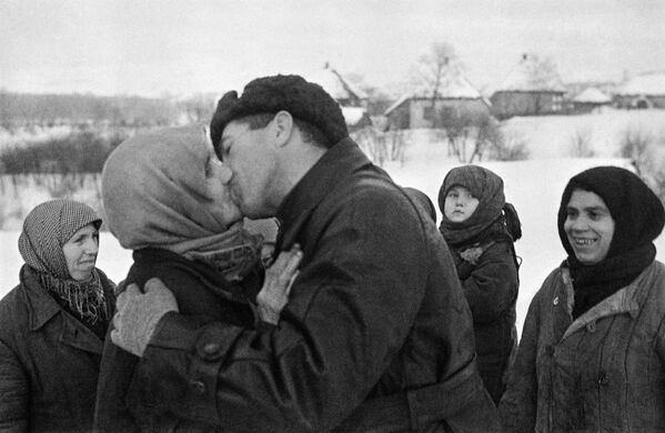 Юго-западный фронт. Жители освобожденного села встречают бойцов Красной Армии, наступающей на харьковском направлении. Январь 1943 года.
