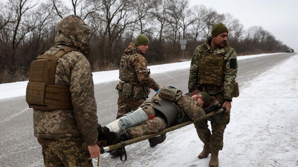 Медики ВСУ эвакуируют раненого солдата