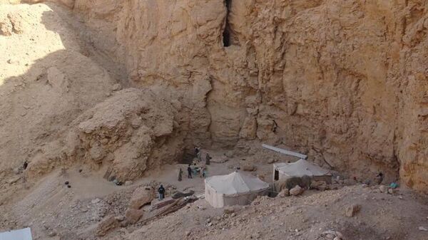 На месте обнаружения гробницы в провинции Луксор, Египет