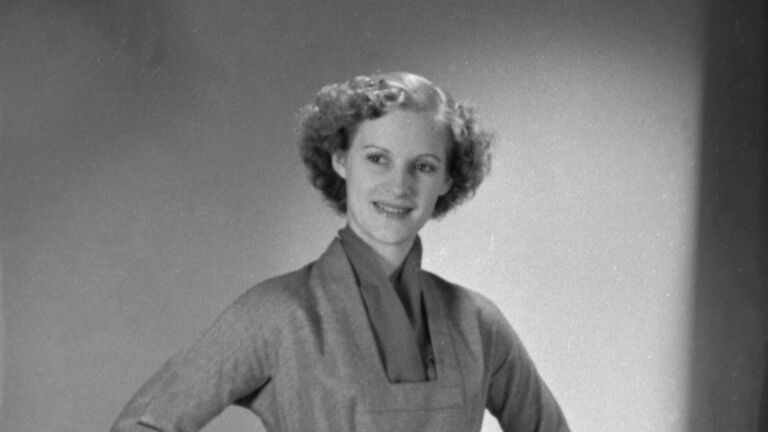 Советская мода сезона весна-лето 1954. Фланелевое платье с шелковой блузкой