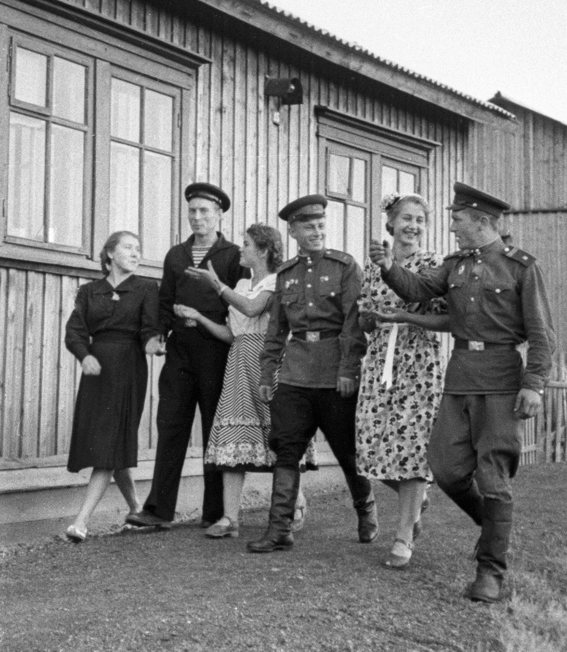 Уволенные в запас военнослужащие  гуляют с девушками. 1956 год - РИА Новости, 1920, 18.01.2023