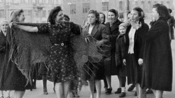 Женщины танцуют на улицах Москвы в честь Дня Победы 9 мая 1945 года