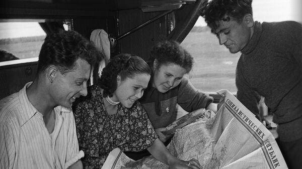 Поезд с комсомольцами-добровольцами отправляется на стройку в Норильск, лето 1956 года