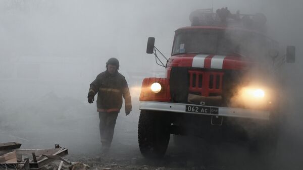 Пожарный на месте ликвидации последствий обстрела Донецка со стороны ВСУ. Архивное фото 
