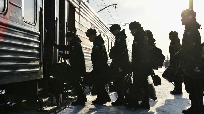 Призывники на перроне железнодорожного вокзала