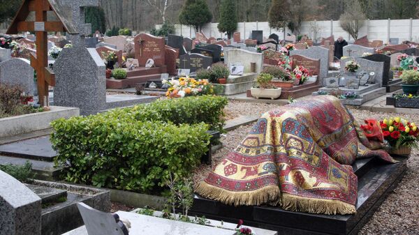 Могила артиста балета Рудольфа Нуреева на кладбище города Сен-Женевьев-де-Буа, Франция